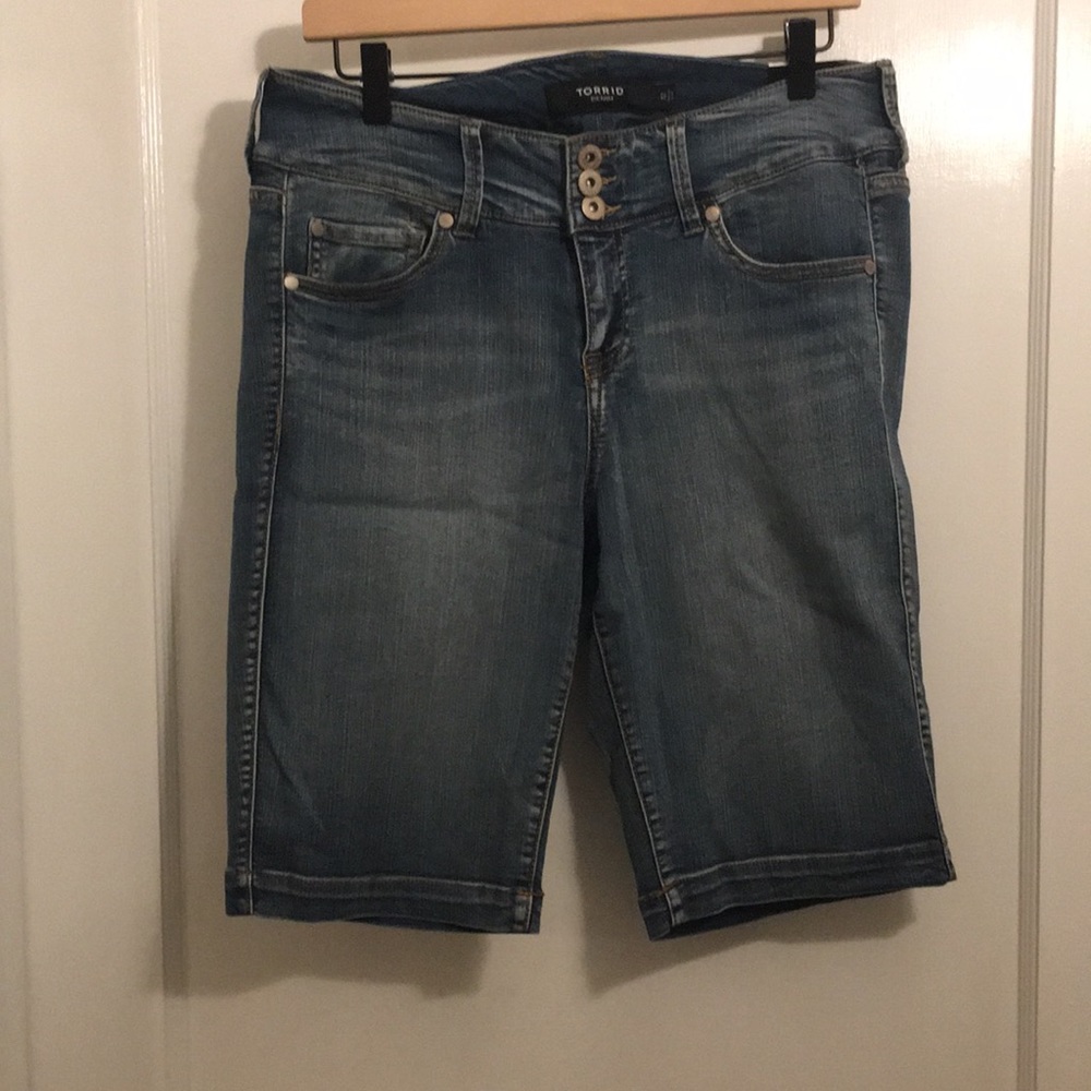 Torrid size 12 Bermuda Jegging shorts costal sky